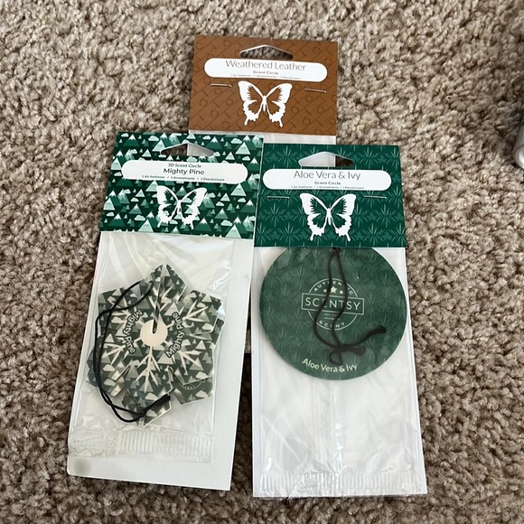 Scentsy bundle one room spray, three scent circled, one car bar clip - Picture 4 of 4